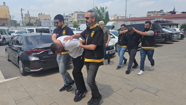 Adana’da park halindeki arabalardan 500 bin TL’lik hırsızlık