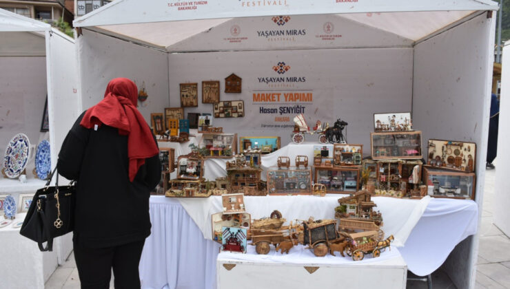 Afyonkahisar’da güzeline giden her nesnenin minyatürünü yapıyor