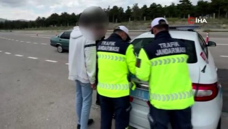 Aksaray’da yolu kapatıp drift attılar, yetmezmiş üzere havaya ateş açtılar