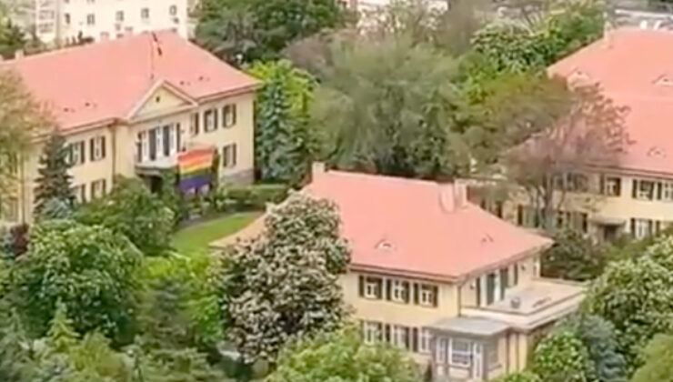 Almanya’nın Ankara Büyükelçiliği’nde LGBT flaması