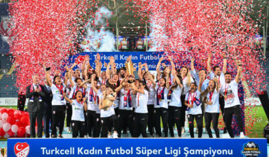 Ankara Büyükşehir Belediyesi FOMGET, şampiyonluk kupasını kaldırdı