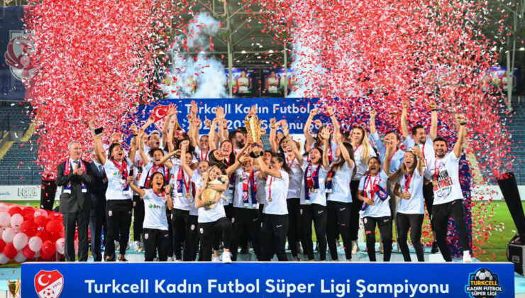 Ankara Büyükşehir Belediyesi FOMGET, şampiyonluk kupasını kaldırdı