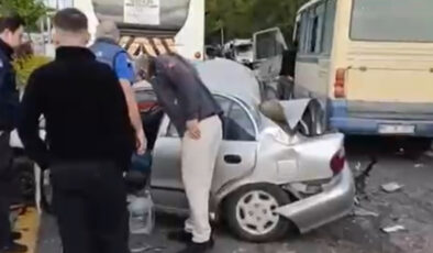 Ankara’da minibüs, kırmızı ışıkta bekleyen araçlara çarptı: 14 yaralı