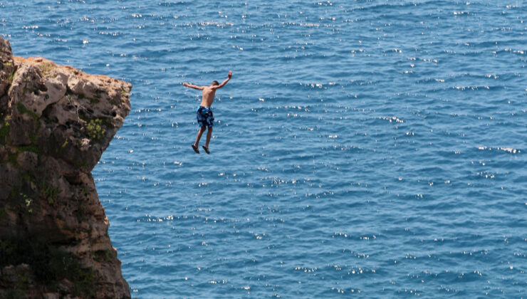 Antalya’da 30 metrelik falezlerden denize tehlikeli atlayış