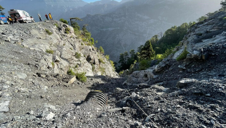 Antalya’da araba uçuruma yuvarlandı : 1 meyyit