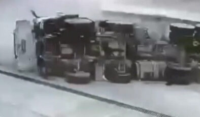 Antalya’da asfalt yüklü kamyon araçlara çarpıp devrildi: 2 yaralı