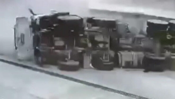 Antalya’da asfalt yüklü kamyon araçlara çarpıp devrildi: 2 yaralı