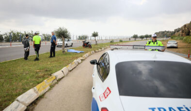 Antalya’da kazada ölen arkadaşının cansız vücudunun başından ayrılmadı