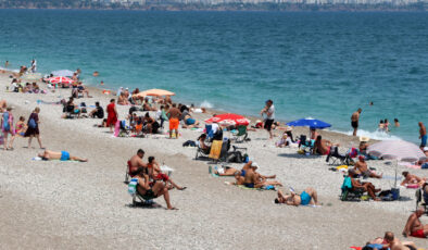 Antalya’da sıcak havayı fırsat bilenler kıyıya koştu