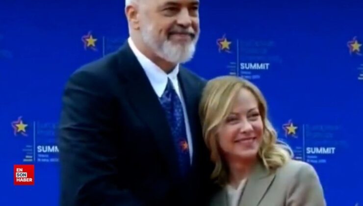 Arnavutluk Başbakanı Edi Rama, Meloni’yi kırmızı halıda diz çökerek karşıladı