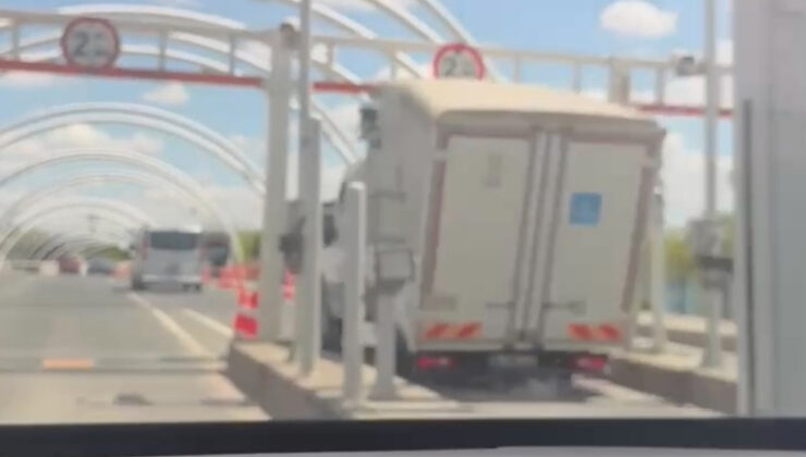 Avrasya Tüneli’nde kamyonet, ihtar levhasına çarptı