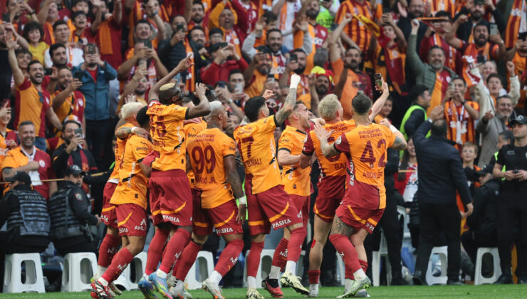 Barış Alper Yılmaz’ın golünde selfie sevinci