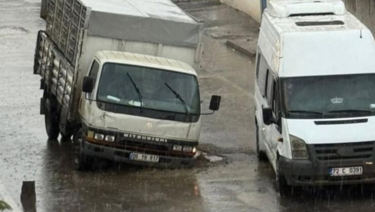 Batman’da kamyonet, çöken yolda çukura düştü