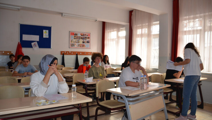 Bilecik’te imtihan yerini karıştıran öğrenciyi motosikletiyle imtihana yetiştirdi