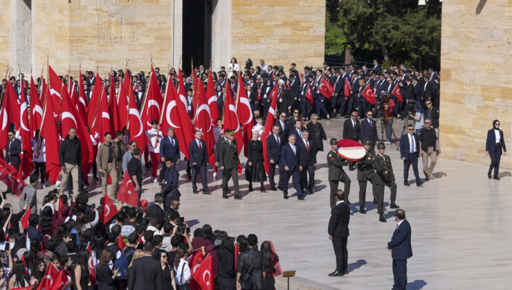 Birinci adımın ışığında 106’ncı yıl: 81 vilayetten gelen gençler Anıtkabir’e koşuyor