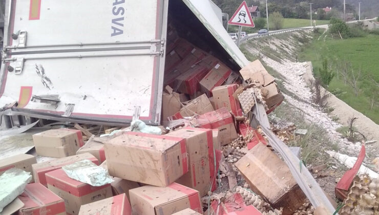 Bolu’daki kazada yumurta yüklü tır devrildi