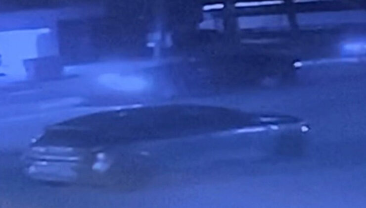 Bursa’da denetimden çıkan araba direğe çarptı