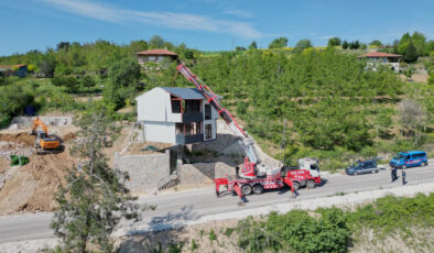 Bursa’da kaçak villayı vinçle taşıdı
