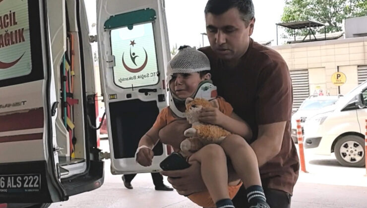 Bursa’da kazada yaralansa da oyuncağını bırakmadı