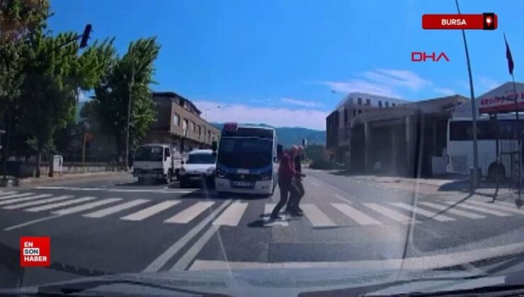 Bursa’da minibüsüyle kırmızı ışıkta duran araçları geçti