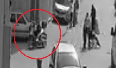 Bursa’da motosikletli kurye karşıya geçen bayana çarpıp kaçtı