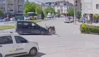 Bursa’da motosikletli muhtarın karıştığı kaza kamerada