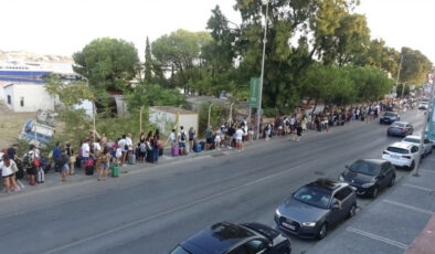 Çeşme’de Yunan adalarına tatile gitmek isteyenler uzun kuyruklar oluşturdu