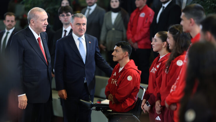 Cumhurbaşkanı Erdoğan gençler ve ulusal atletlerle bir ortaya geldi