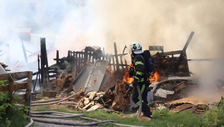 Denizli’de ailesinin yanan meskenine koşan bayan, babasına sevinçle sarıldı