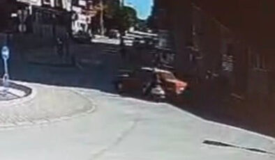 Denizli’de apansız kavşağa giren araba, bayan motosiklet şoförüne çarptı
