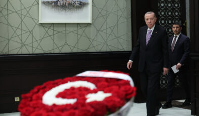 Devlet Bahçeli’den Kabine’ye Türk bayraklı çiçek