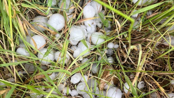 Diyarbakır’da sağanak yağış nedeniyle biriken su halk otobüsüne taştı