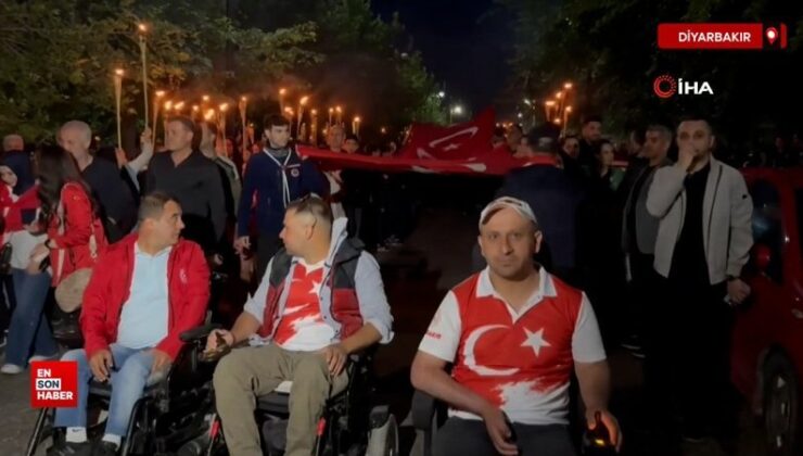 Diyarbakır’da Türk bayraklı ‘Fener Alayı’ yürüyüşü yapıldı