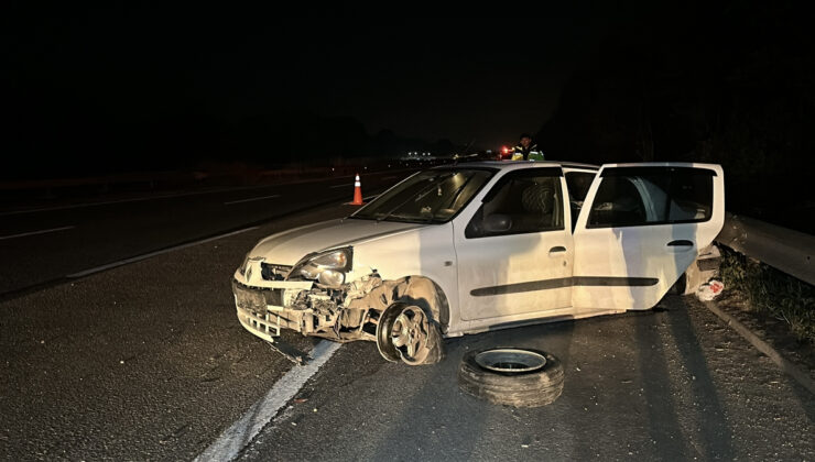 Düzce’de bariyere çarpan arabadaki 4 kişi yaralandı
