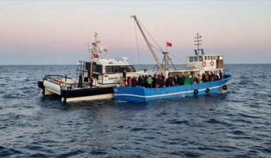 Edirne açıklarında balıkçı teknesinde 92 kaçak göçmen yakalandı