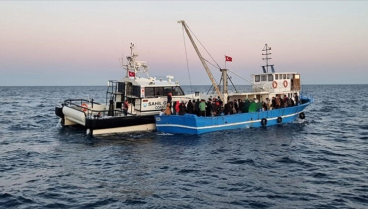 Edirne açıklarında balıkçı teknesinde 92 kaçak göçmen yakalandı