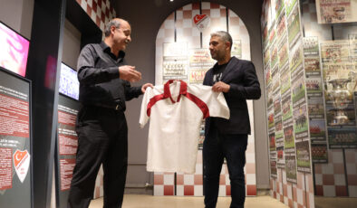 Elazığspor’un birinci sefer Harika Lige çıktığı formayı, müzeye bağışladı