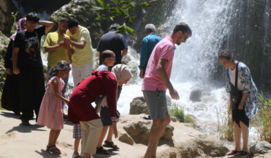 Erzincan’da Girlevik Şelalesi’nde hafta sonu yoğunluğu
