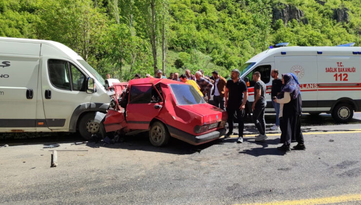 Erzurum’da minibüsle çarpışan Tofaş hurdaya döndü: 1 meyyit, 1 ağır yaralı