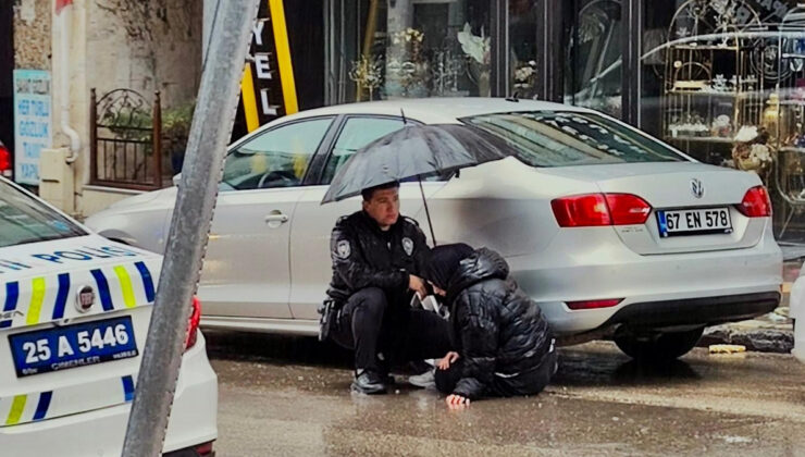 Erzurum’da polis şemsiyeyle yaralı çocuğun başında bekledi