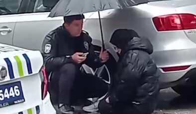 Erzurum’da yaralı öğrenciye şemsiye tutan polis konuştu