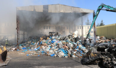 Eskişehir’de geri dönüşüm tesisinde çıkan yangın 8’inci saatin sonunda söndürüldü