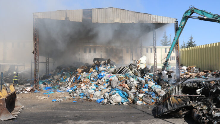 Eskişehir’de geri dönüşüm tesisinde çıkan yangın 8’inci saatin sonunda söndürüldü