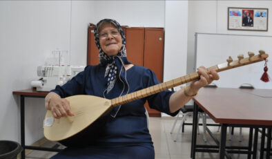 Eskişehirli Sevim teyze, çocukluk hayali olan bağlama çalmayı öğrendi
