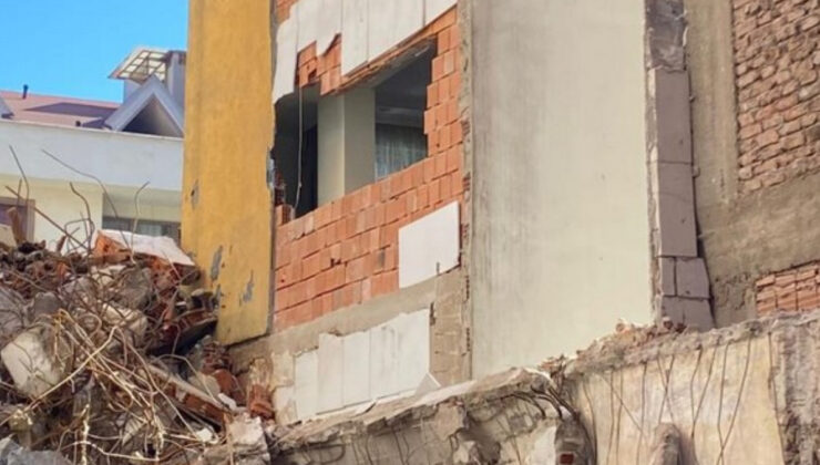 Fatih’te yıkım sırasında moloz kesimleri, komşu konutun duvarını deldi