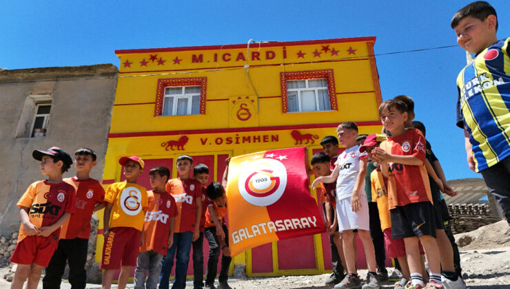 Galatasaray taraftarı, konutunun dış cephesini sarı-kırmızıya boyatıp, Osimhen ve 5. yıldızı ekledi