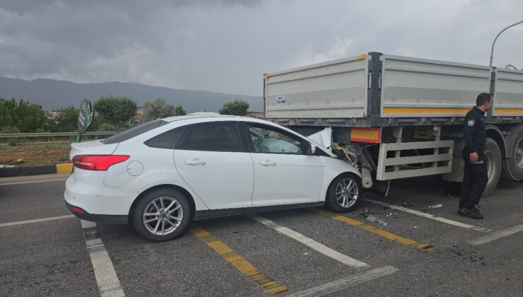 Gaziantep’te ışıkta bekleyen tıra çarpan arabanın şoförü yaralandı