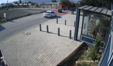 Hatay’da arabayla çarpışan motosikletten metrelerce havaya uçtu