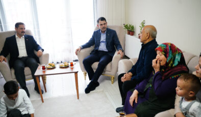 Hatay’da depremzede ailenin yeni yuvasındaki birinci konuğu Bakan Kurum oldu