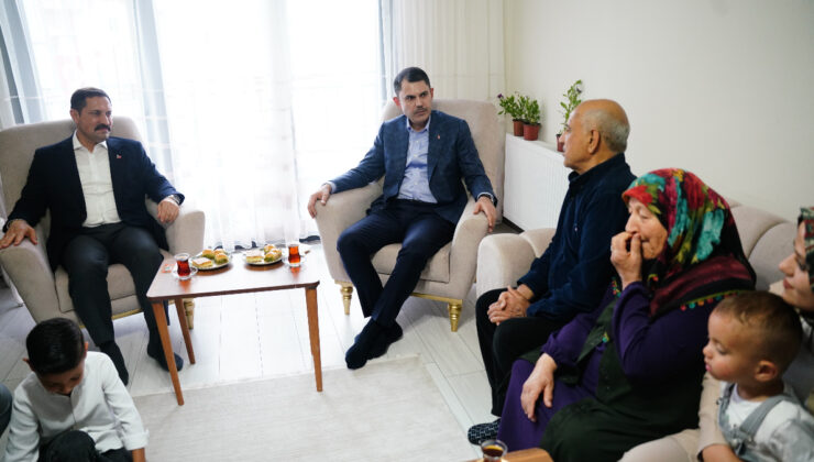 Hatay’da depremzede ailenin yeni yuvasındaki birinci konuğu Bakan Kurum oldu